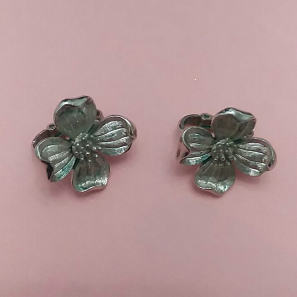 Clip earrings